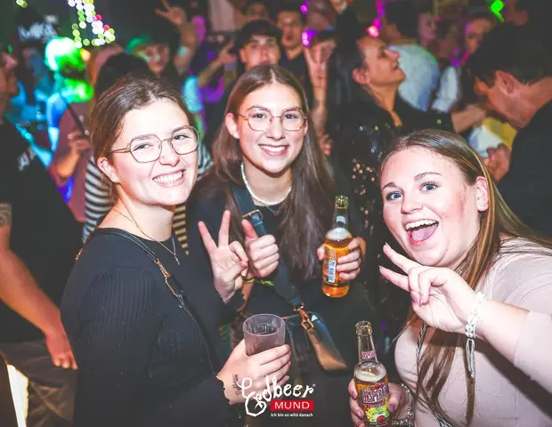 Gäste an der Bar